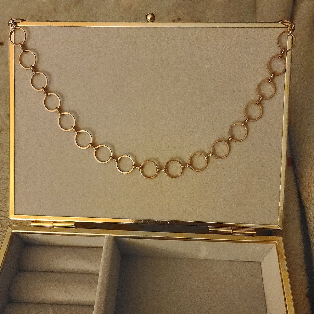 2️⃣ Gold Circle Necklace